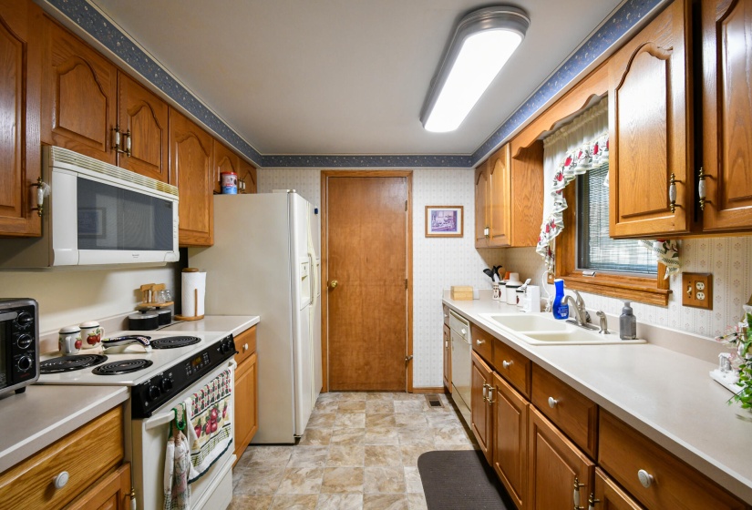 6851 Locustview-16