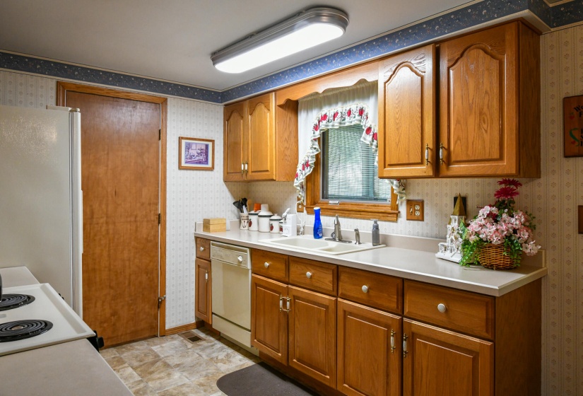 6851 Locustview-17