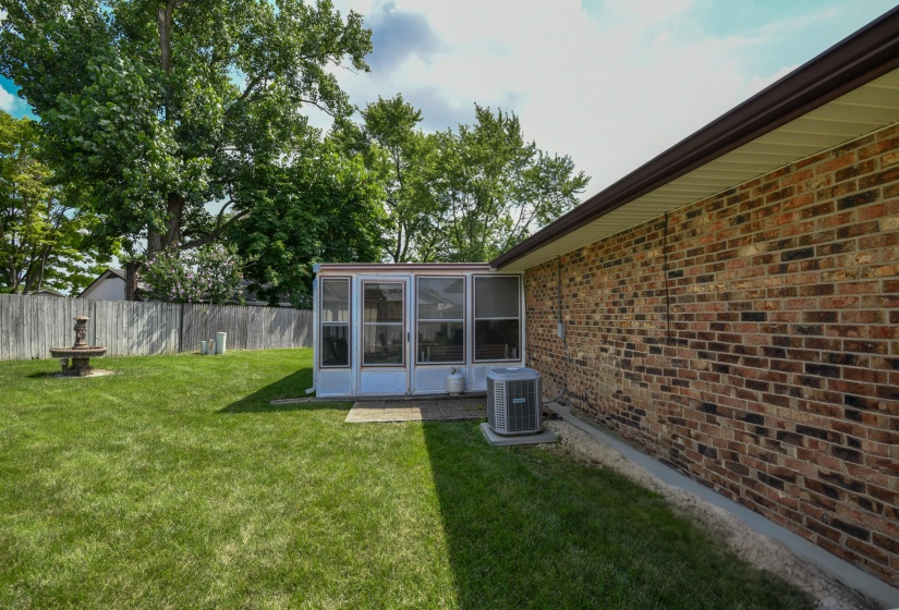 6851 Locustview-32