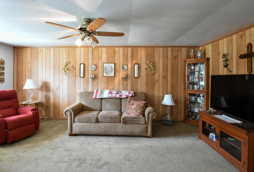 6851 Locustview-9