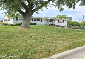 215 Hillcrest Drive, Bluffton, Ohio, 3 Bedrooms Bedrooms, ,2 BathroomsBathrooms,Residential,For Sale,Hillcrest,307815