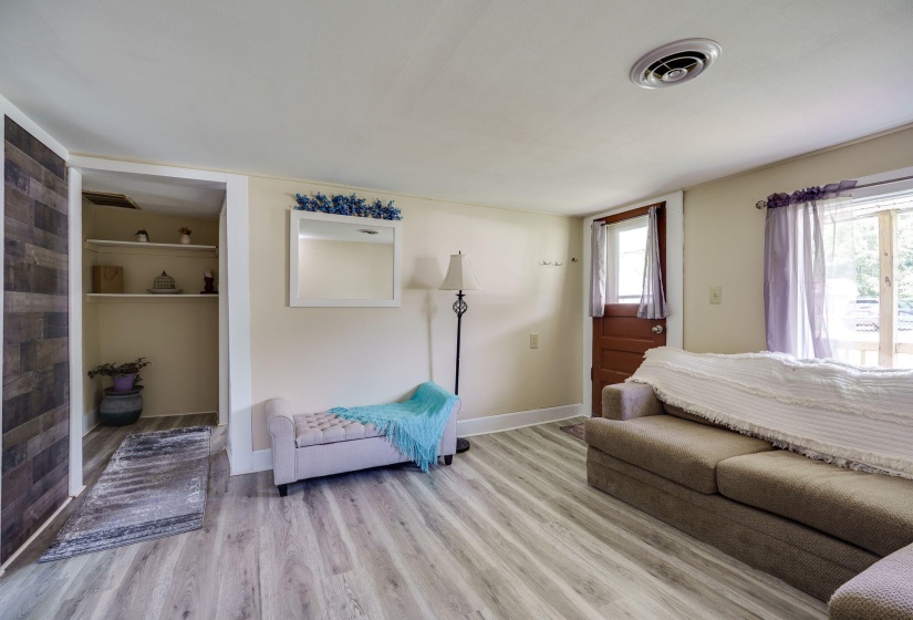 11-web-or-mls-315-e-jamestown-st