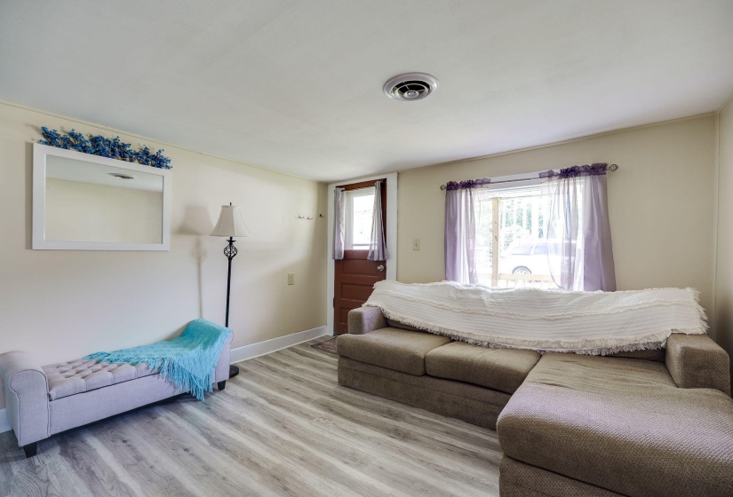 4-web-or-mls-315-e-jamestown-st
