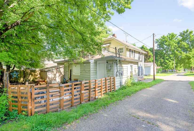 215 Pindar, Urbana-26