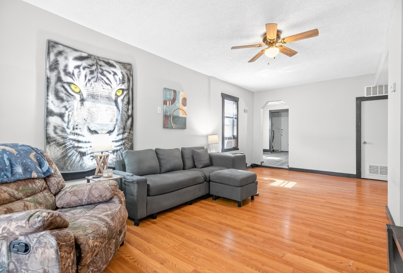 215 Pindar, Urbana-4