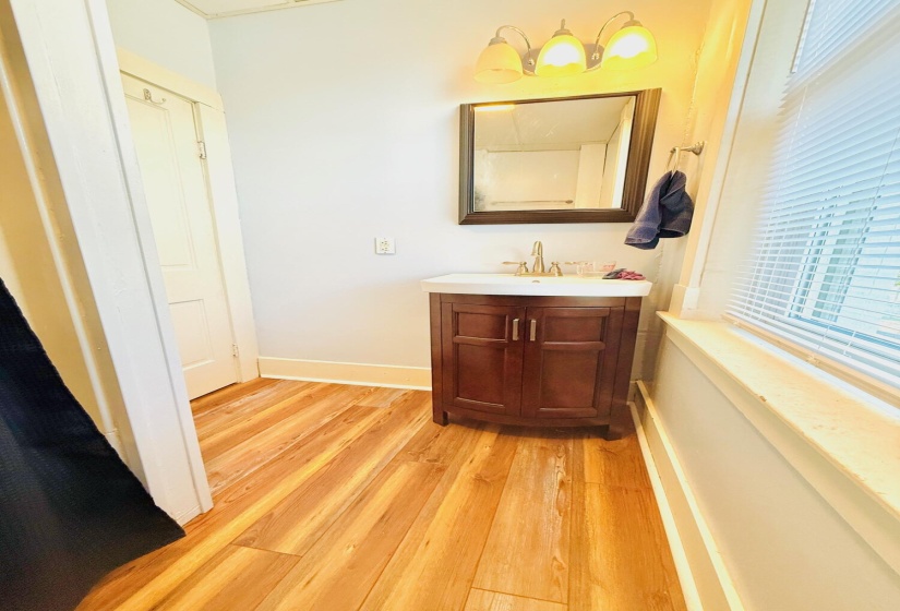UPSTAIRS BATHROOM 1