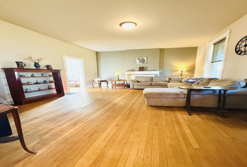 LIVING ROOM (2)