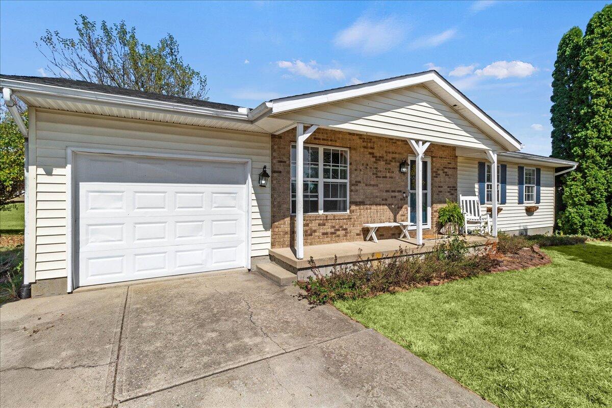 28 Lloyd Drive, North Lewisburg, Ohio 43060