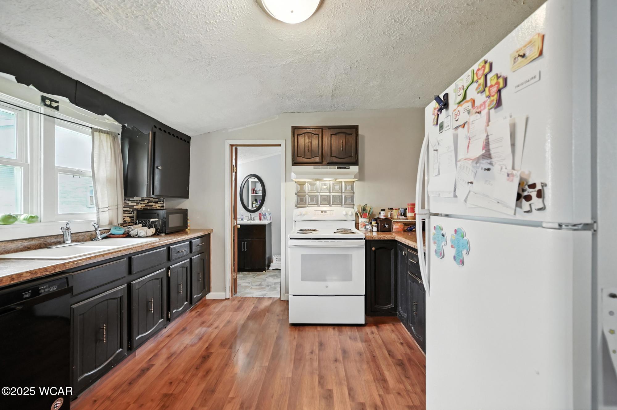 104 Railroad Street, Middle Point, Ohio