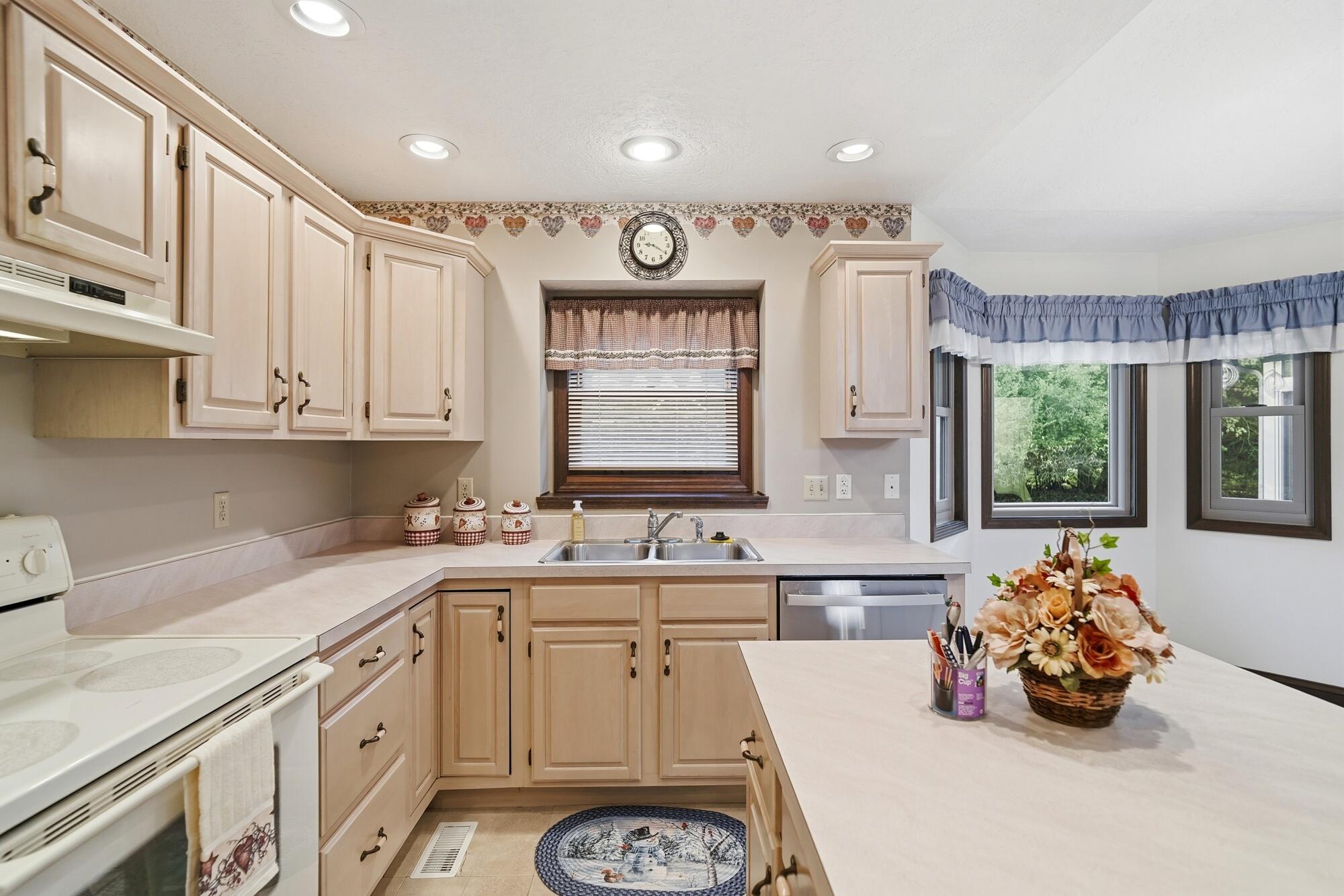 2244 Blackoak Drive, Troy, Ohio 45373