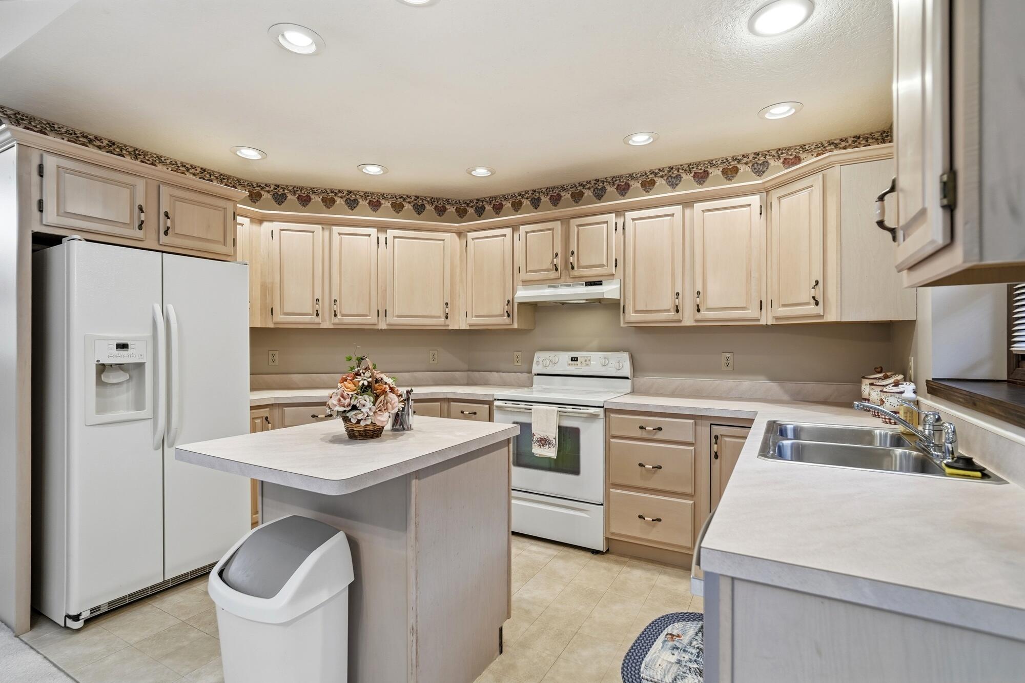 2244 Blackoak Drive, Troy, Ohio 45373