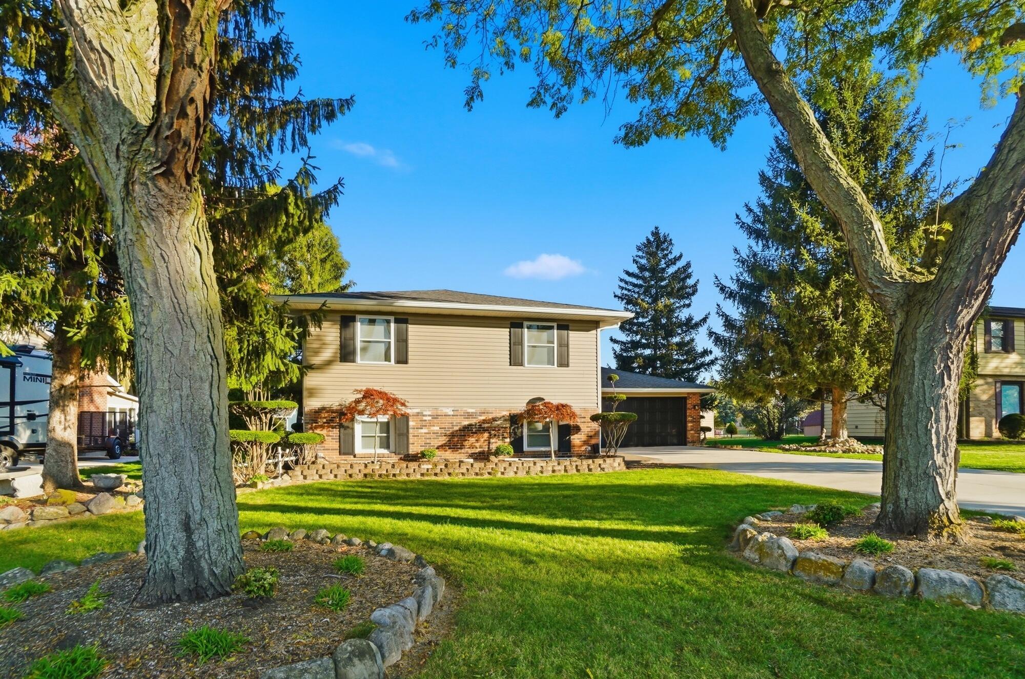 906 Aster Drive, Wapakoneta, Ohio 45895