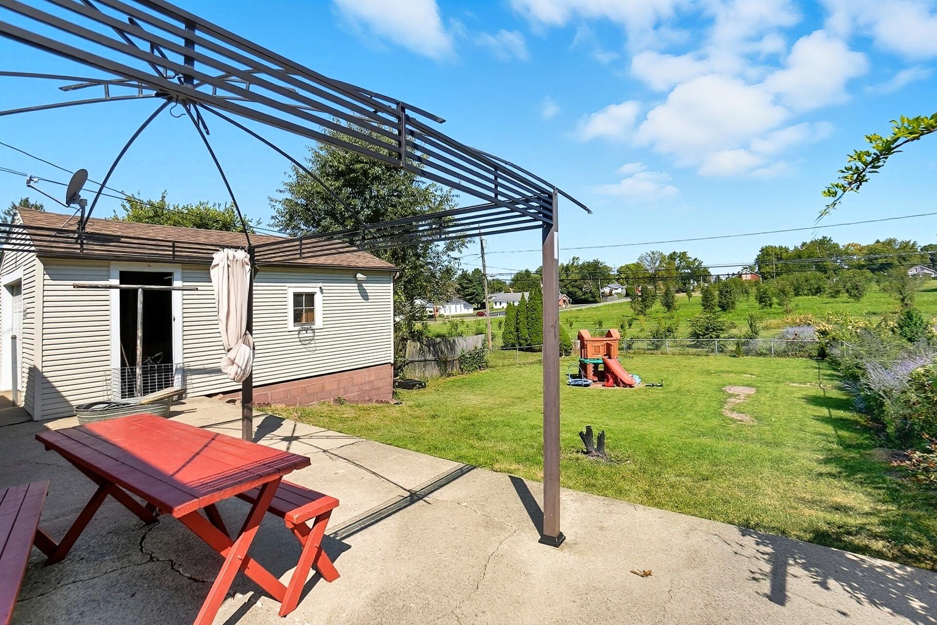 1716 Sweetbriar Lane, Springfield, Ohio 45505