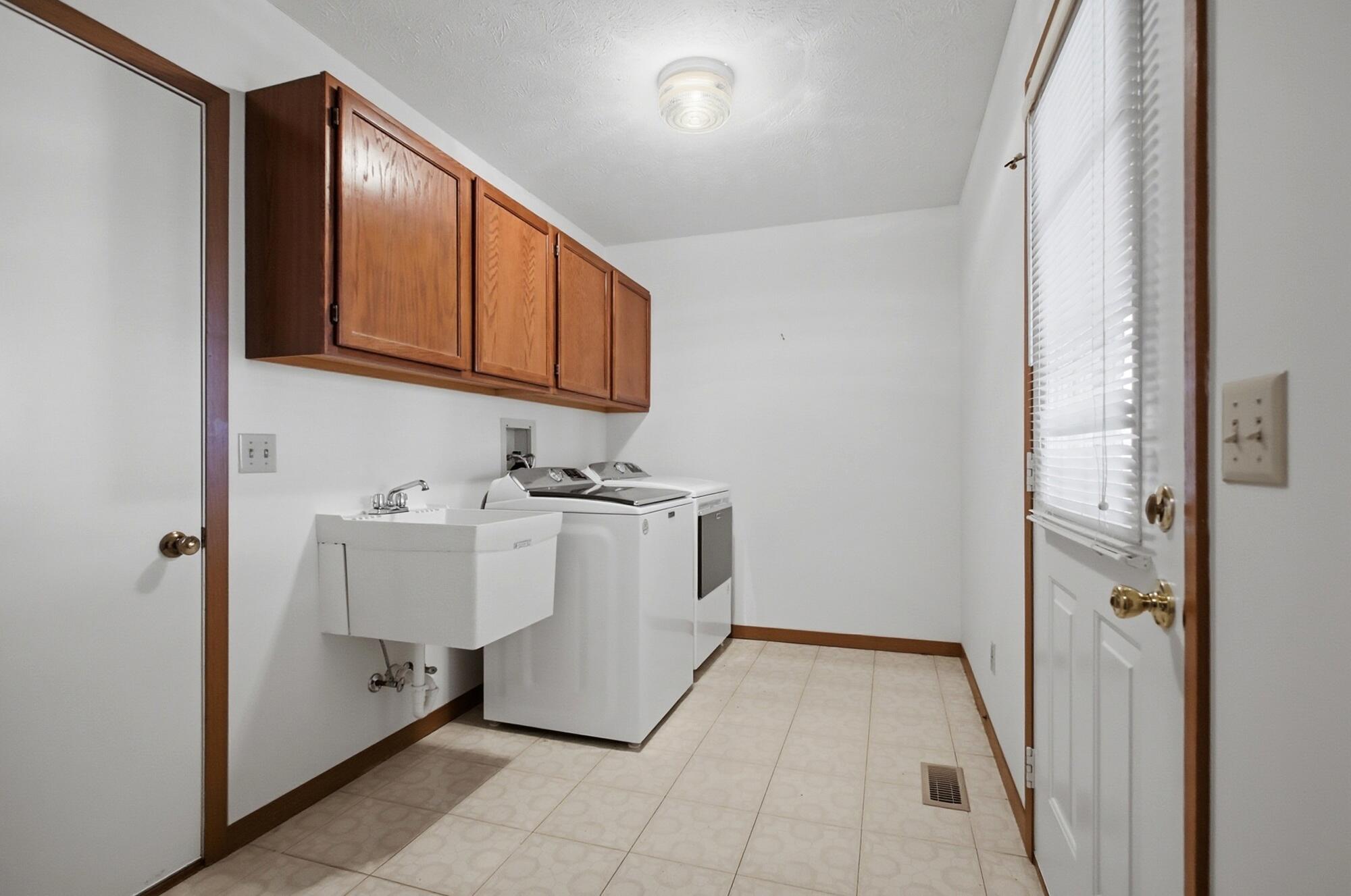 1040 Carson Lane, Springfield, Ohio 45503