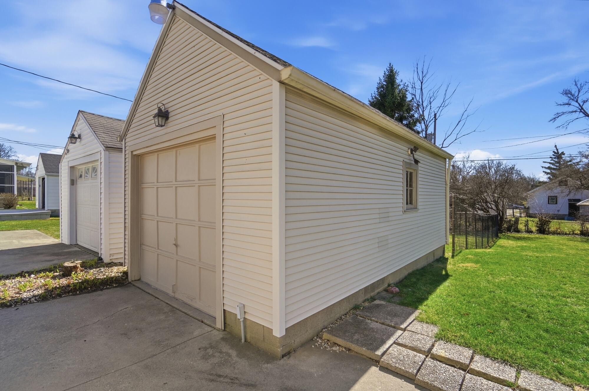 827 Snowhill Boulevard, Springfield, Ohio 45504