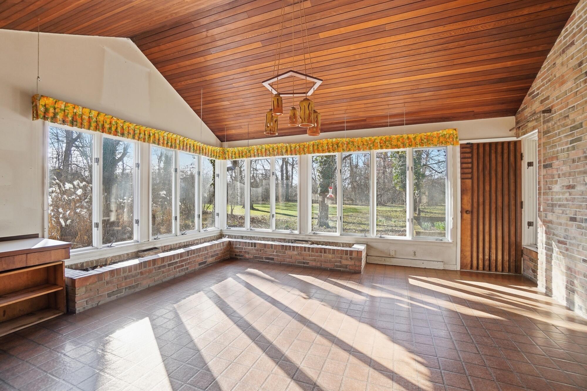 2438 Signal Hill Road, Springfield, Ohio 45504