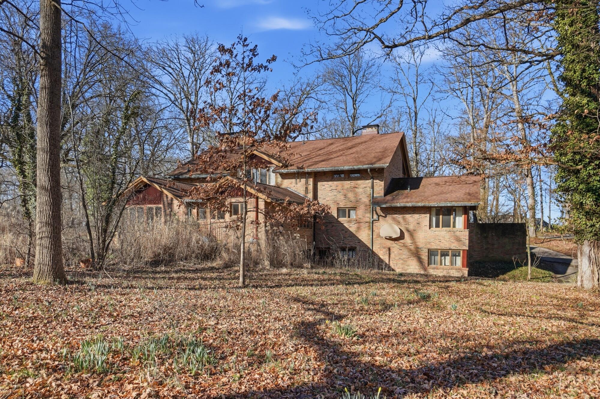 2438 Signal Hill Road, Springfield, Ohio 45504