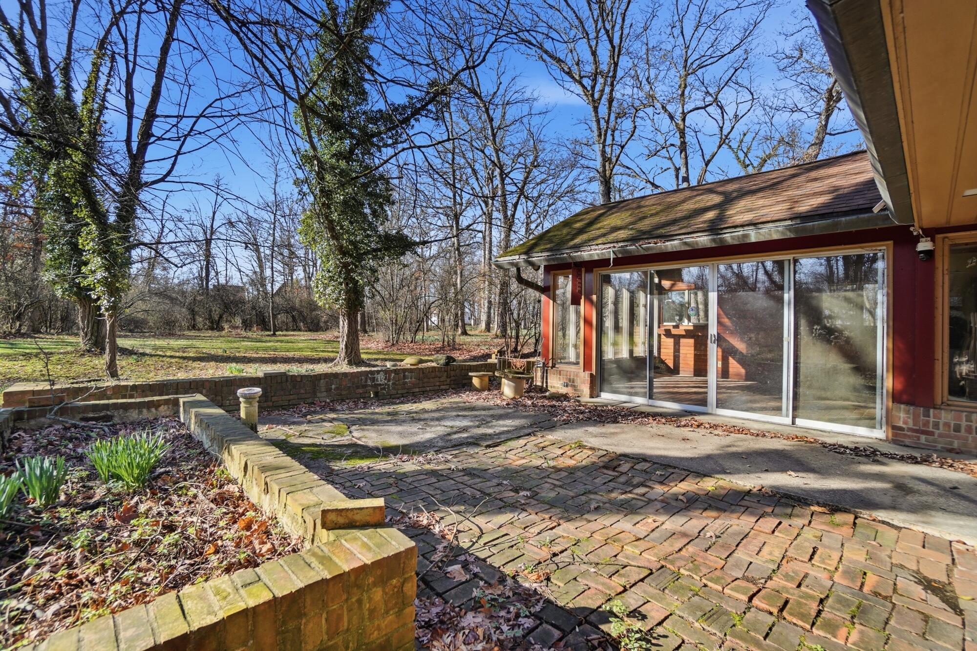 2438 Signal Hill Road, Springfield, Ohio 45504