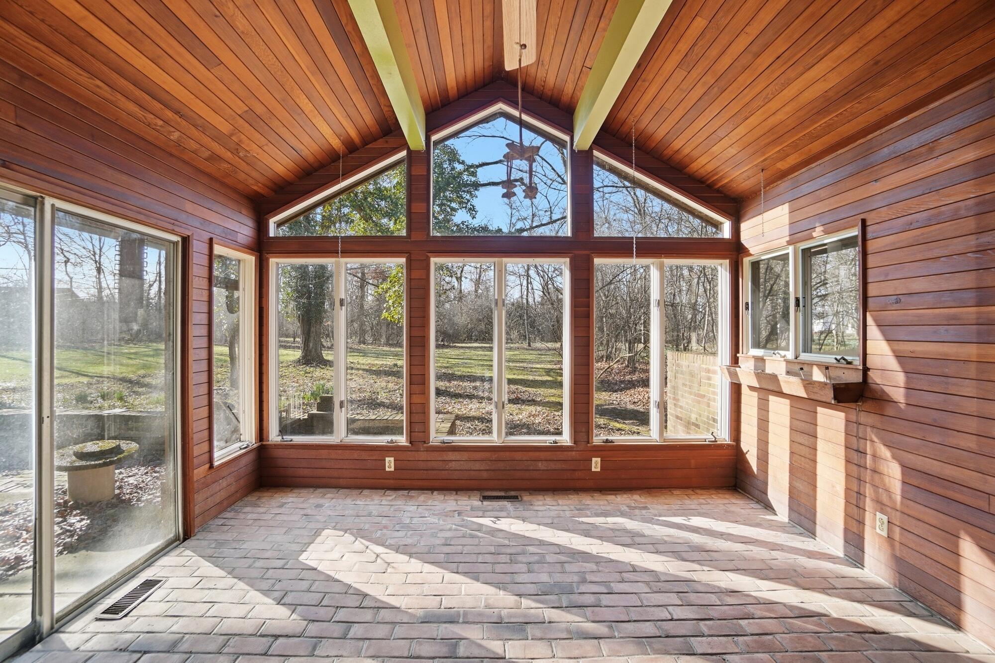 2438 Signal Hill Road, Springfield, Ohio 45504