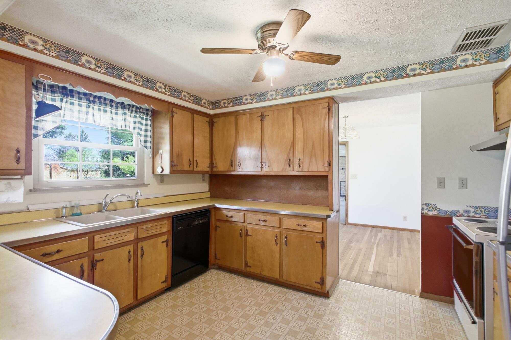 814 Wellington Drive, Springfield, Ohio 45506