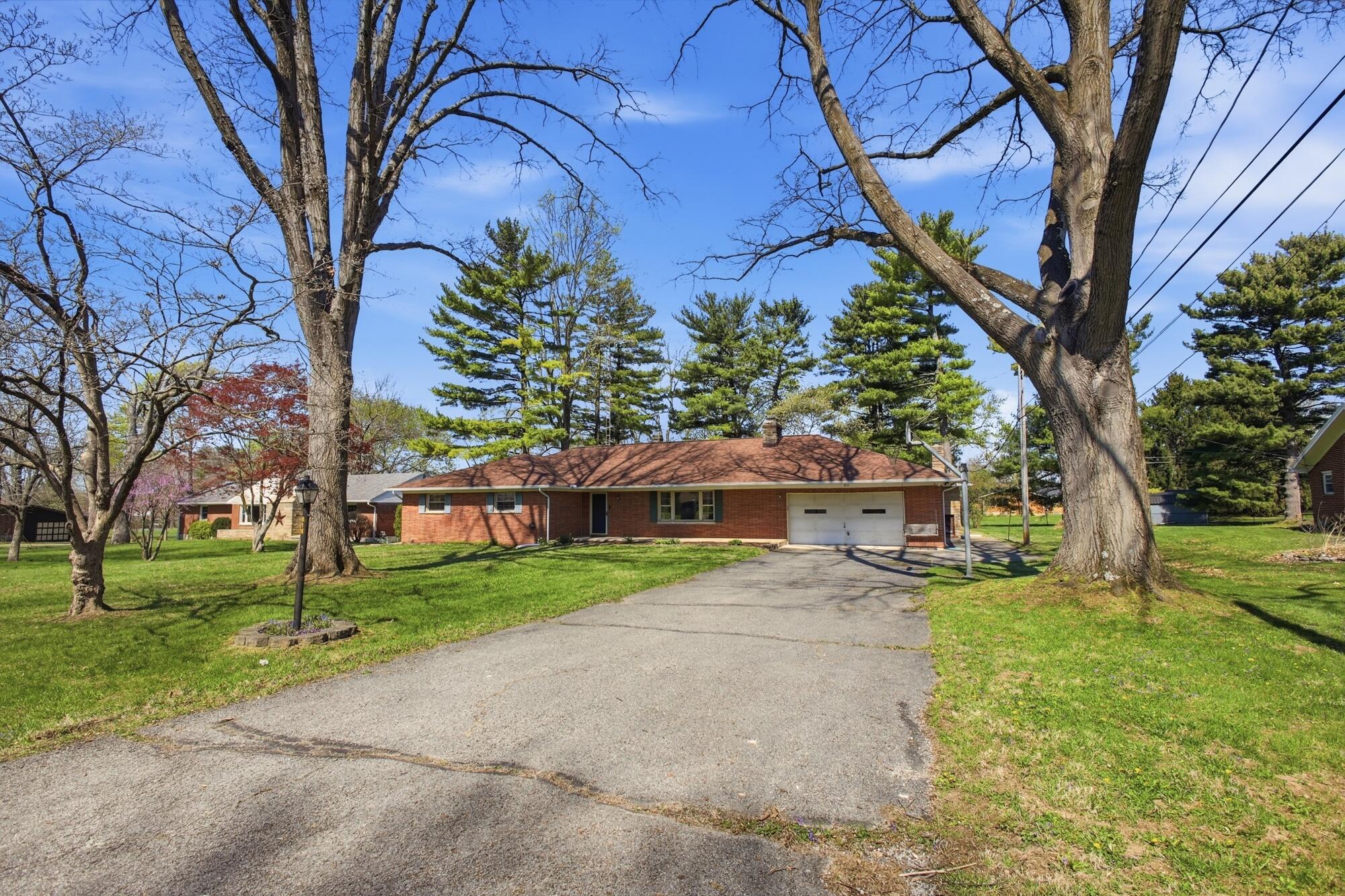 814 Wellington Drive, Springfield, Ohio 45506