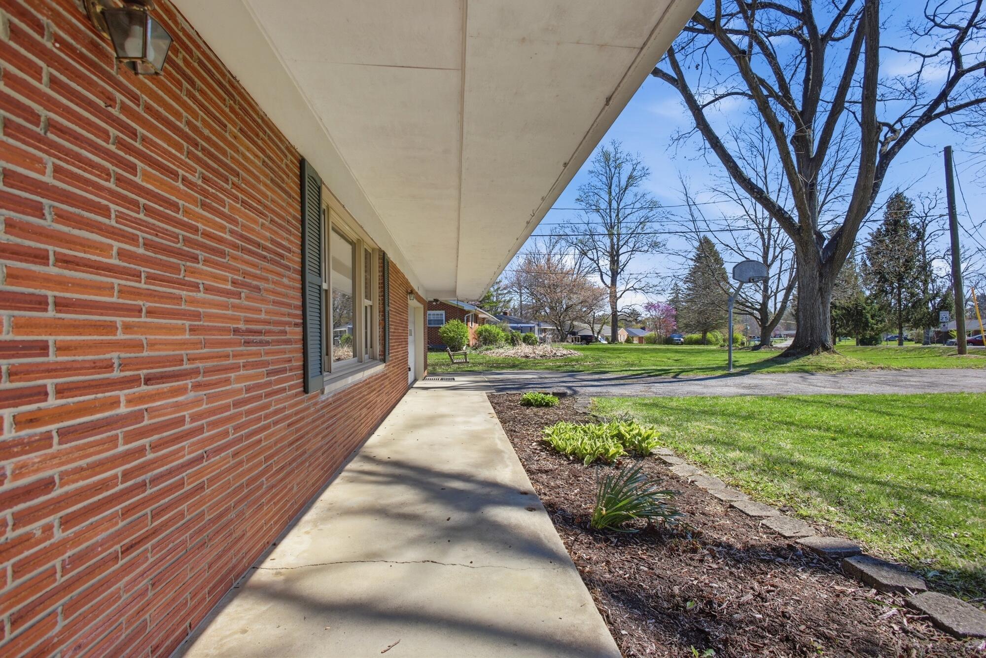 814 Wellington Drive, Springfield, Ohio 45506