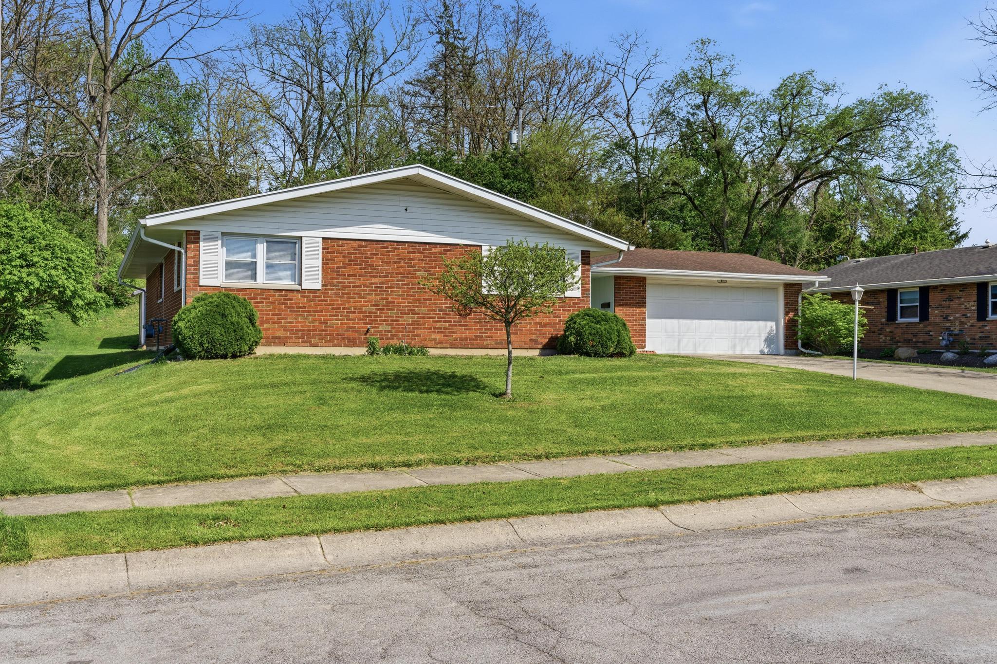 422 Sherwood Park Drive, Springfield, Ohio 45505