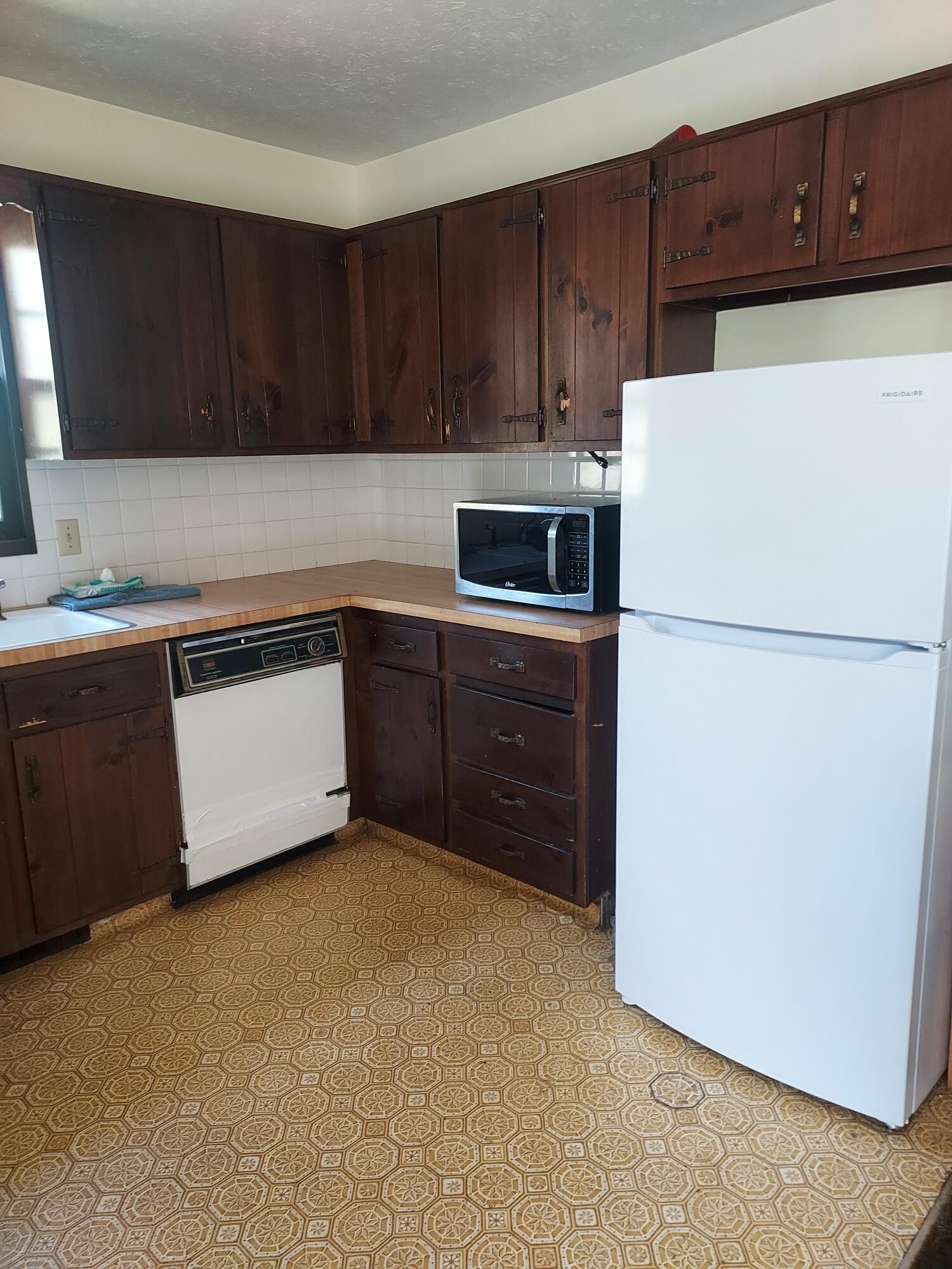 1990 Connect Road, Barberton, Ohio 44203