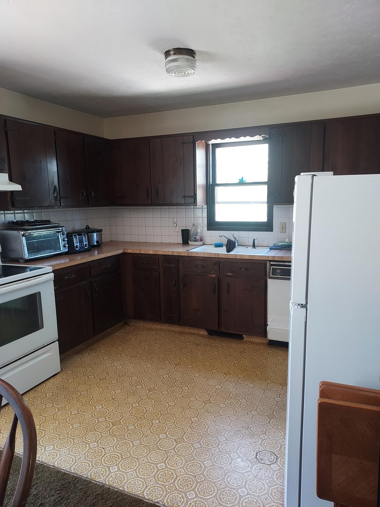 1990 Connect Road, Barberton, Ohio 44203