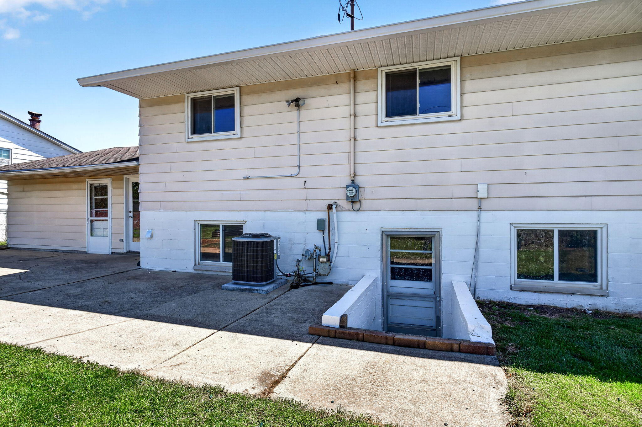 415 Falcon Drive, New Carlisle, Ohio 45344