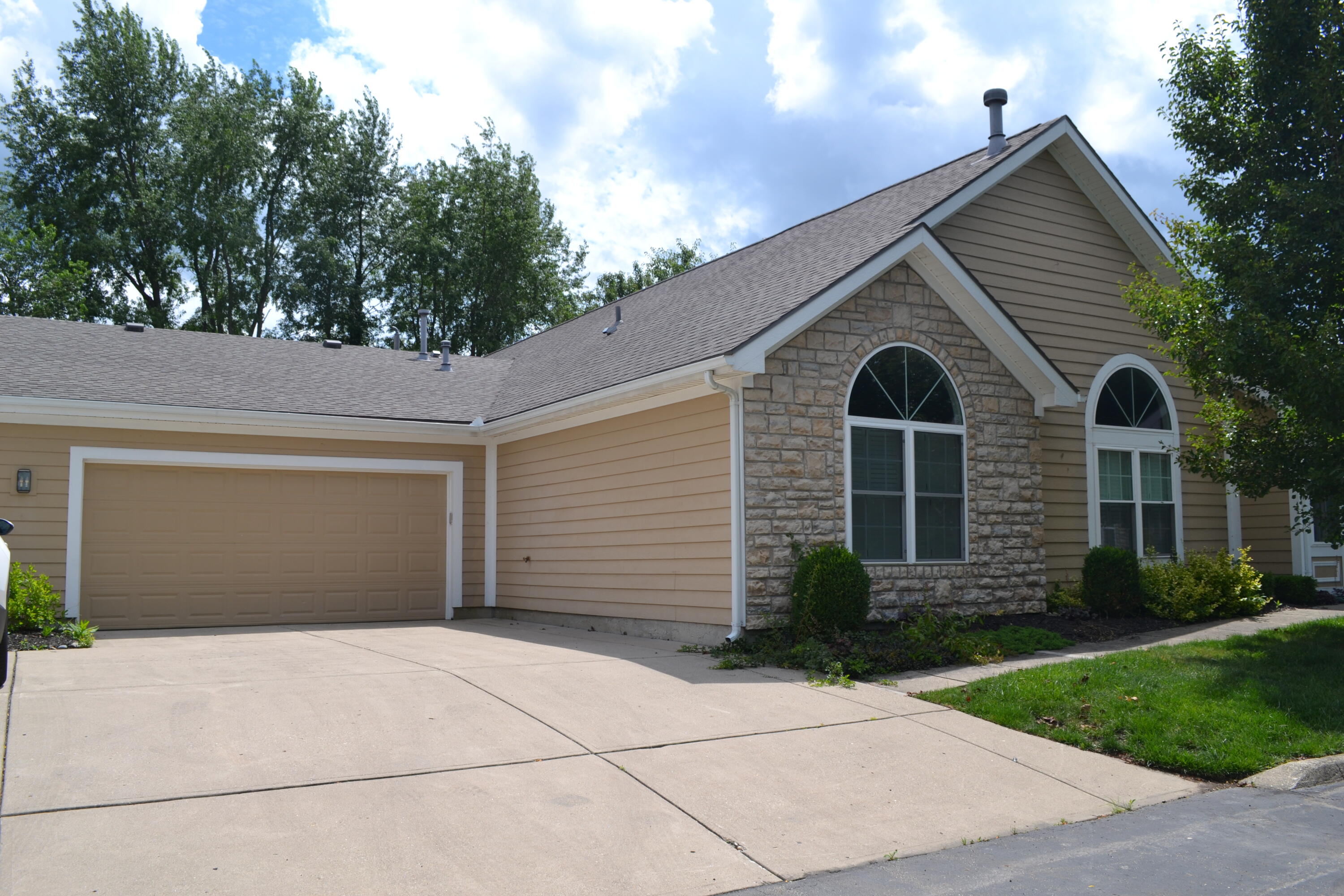 2647 Prestwick Village, Springfield, Ohio 45503