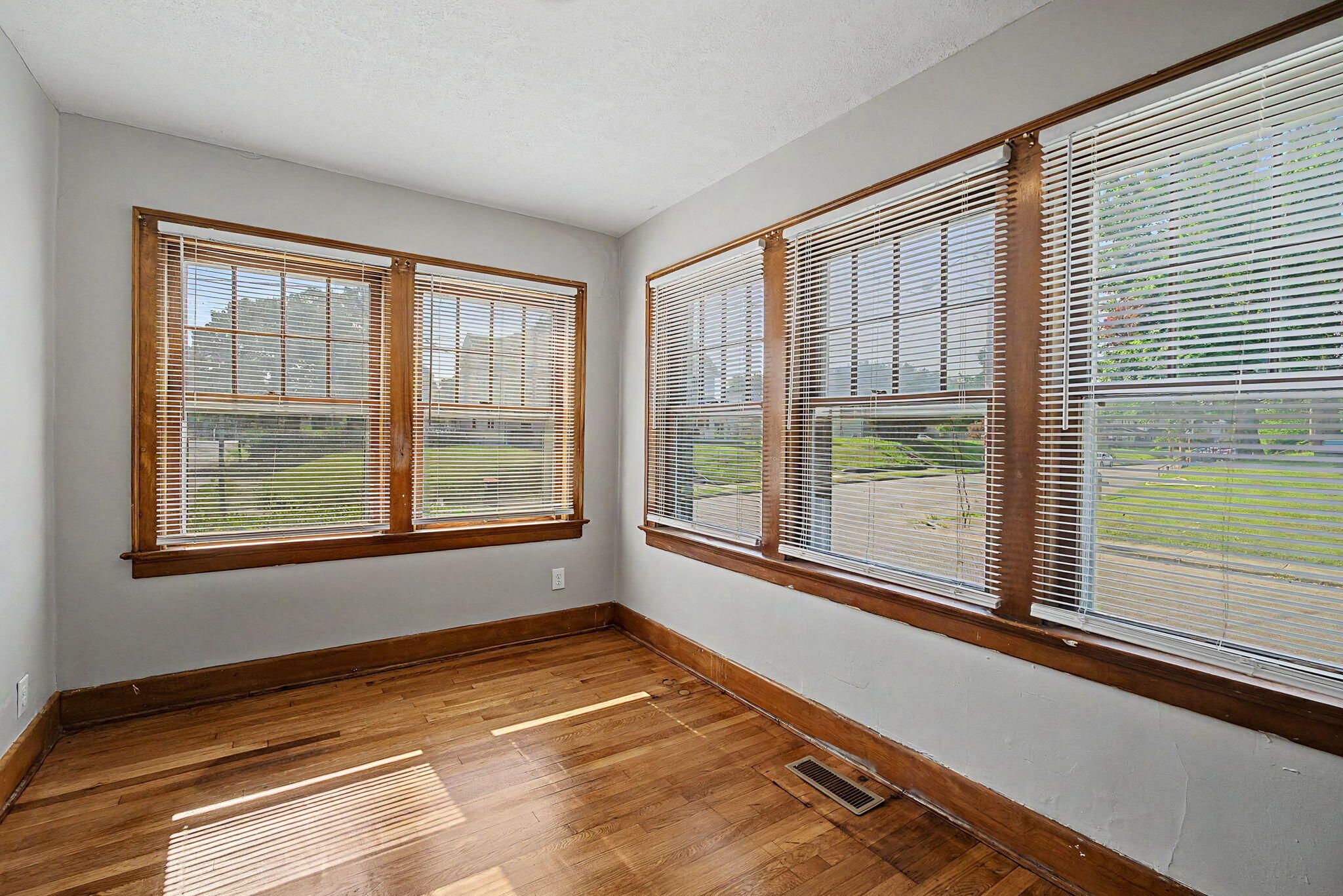 Light, Springfield, Ohio 45504