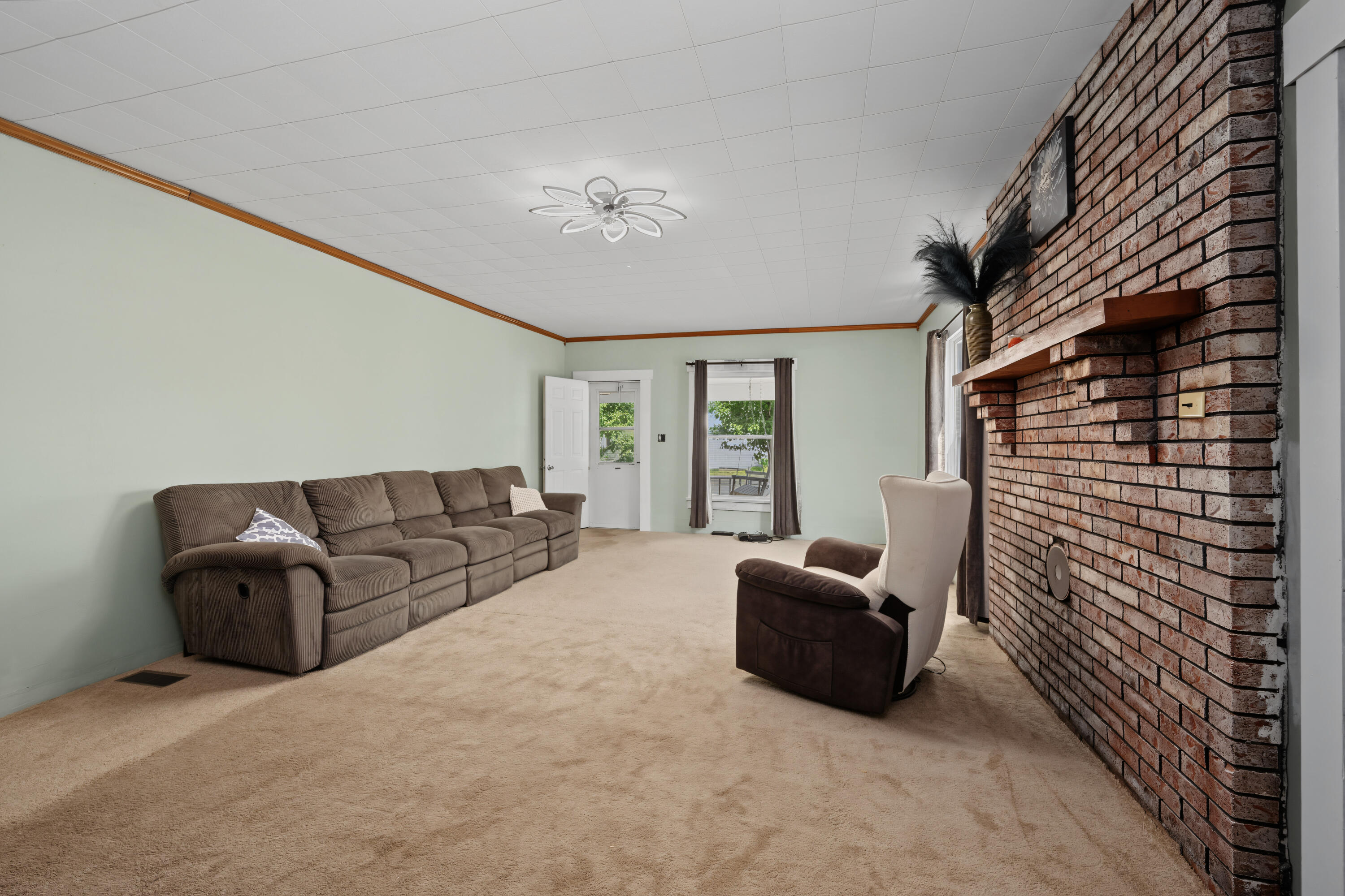 11 Main, Christiansburg, Ohio 45389