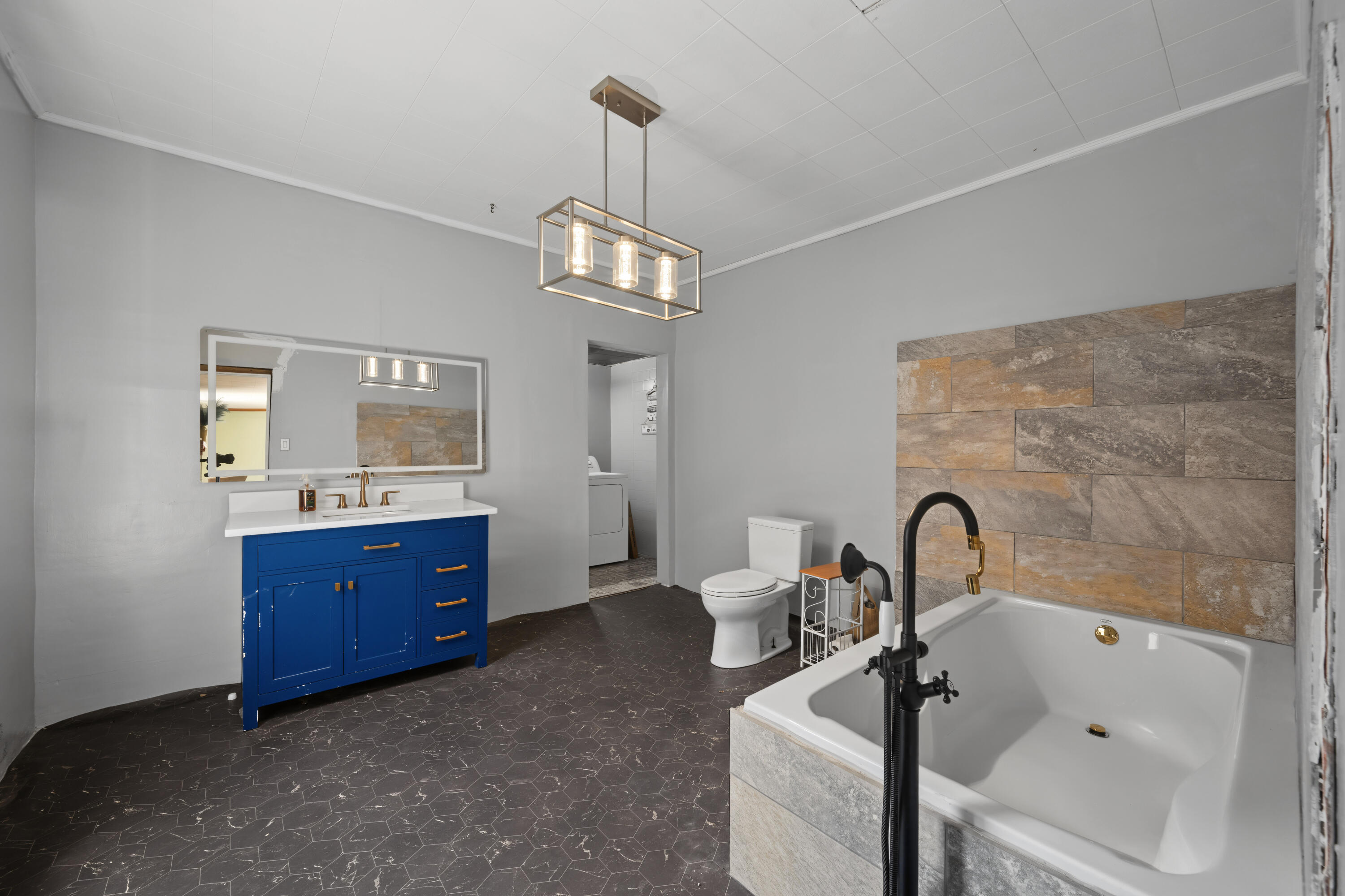 11 Main, Christiansburg, Ohio 45389