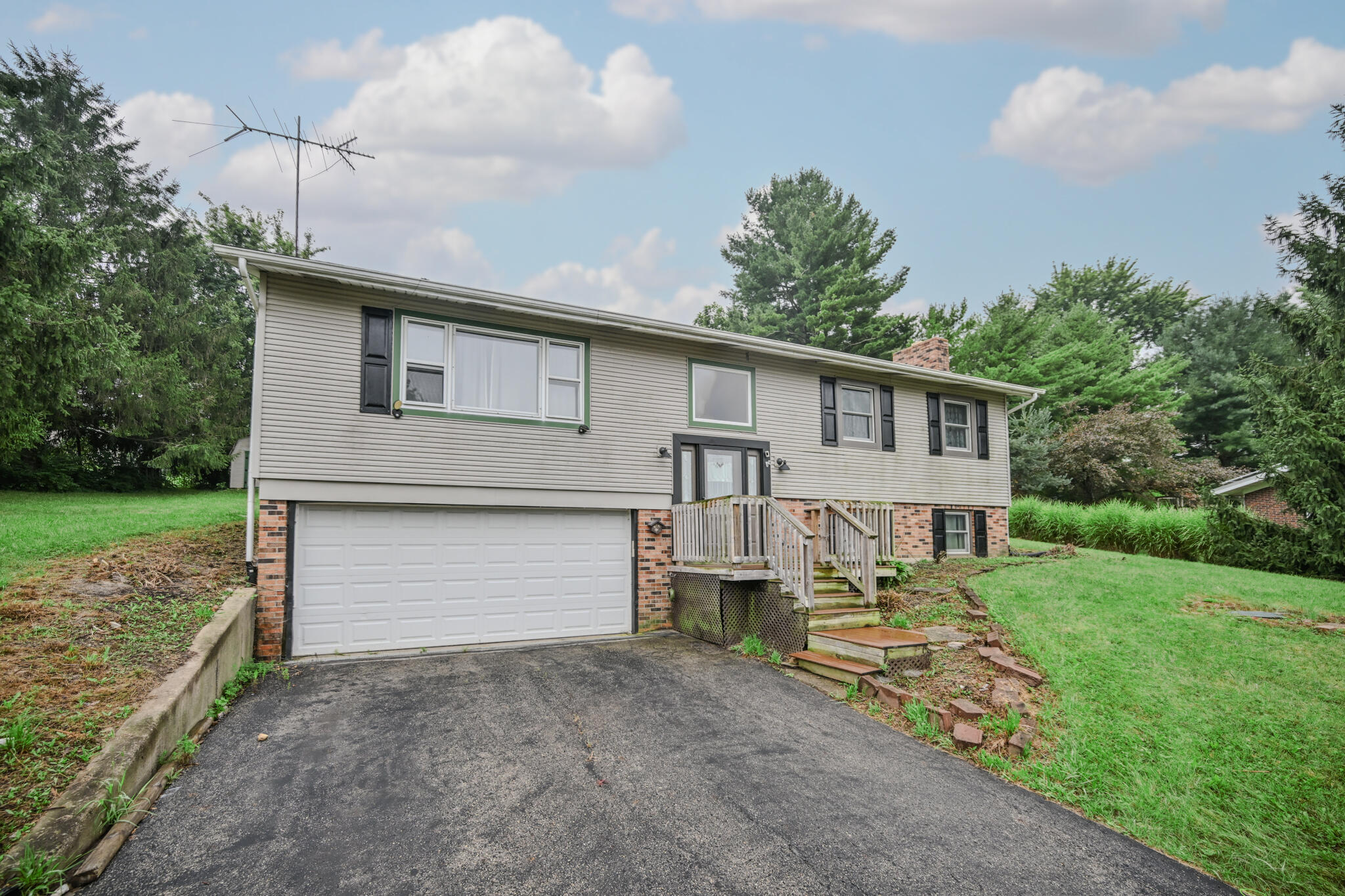 668 Suncrest, Springfield, Ohio 45503