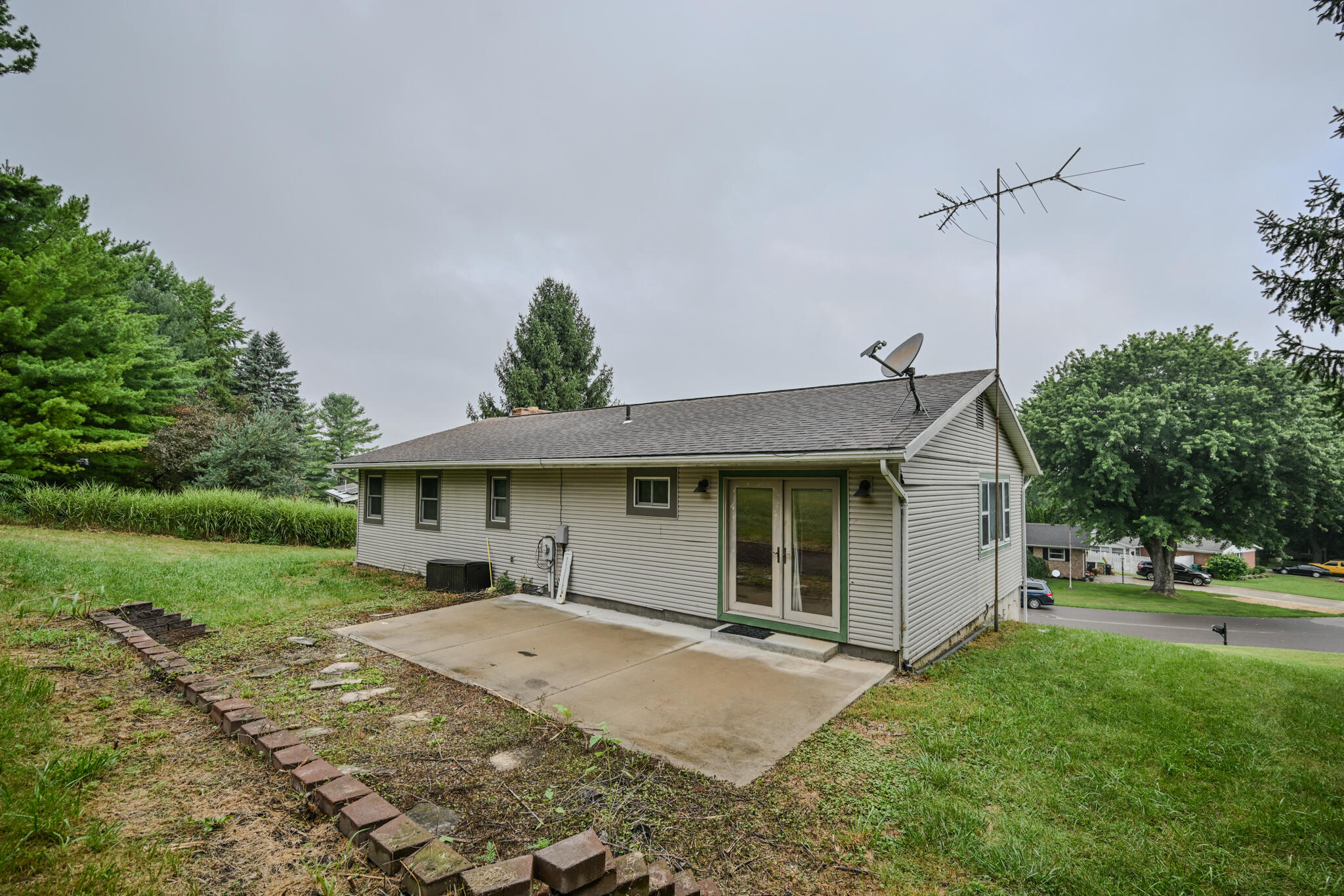 668 Suncrest, Springfield, Ohio 45503