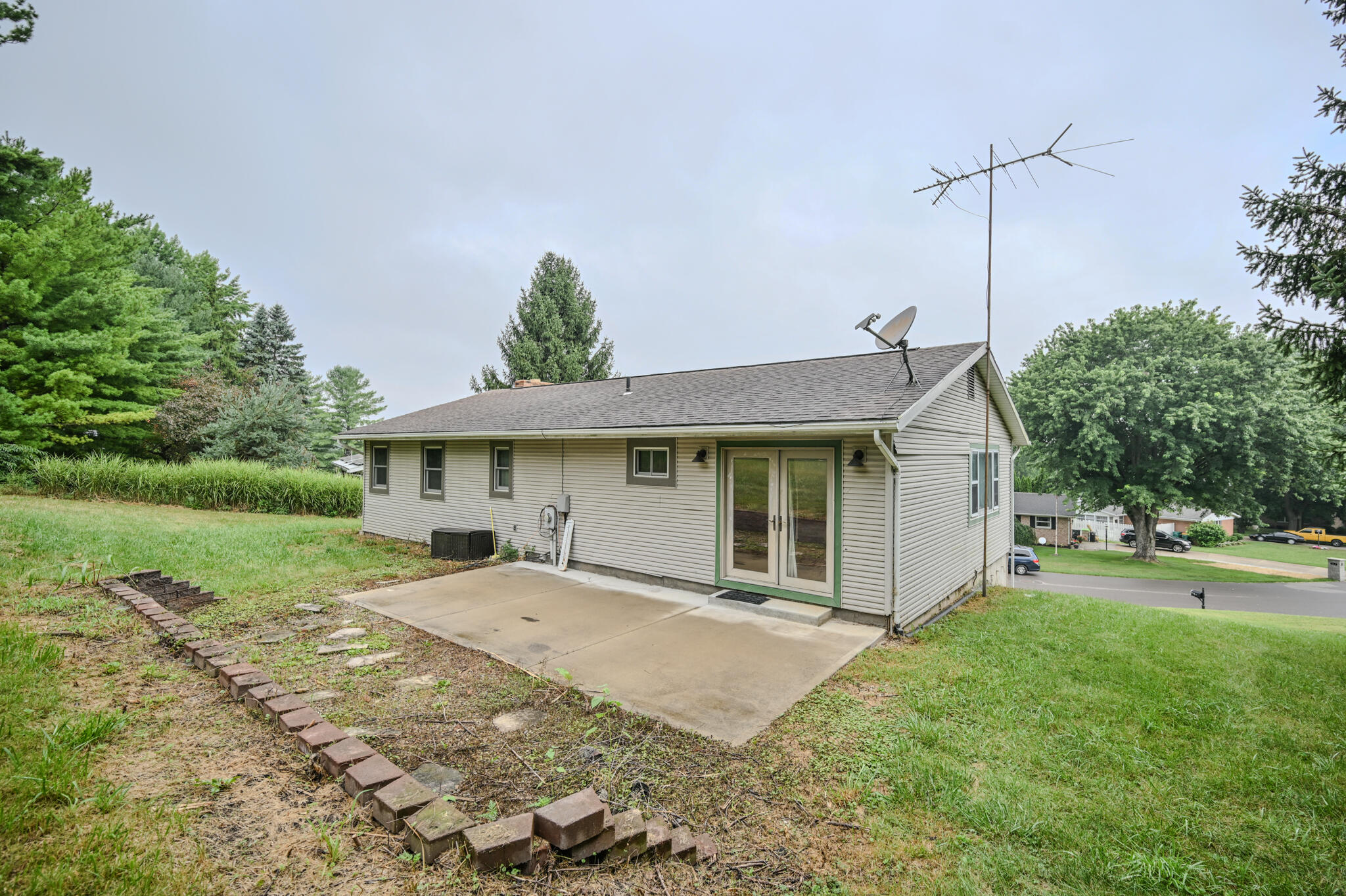 668 Suncrest, Springfield, Ohio 45503