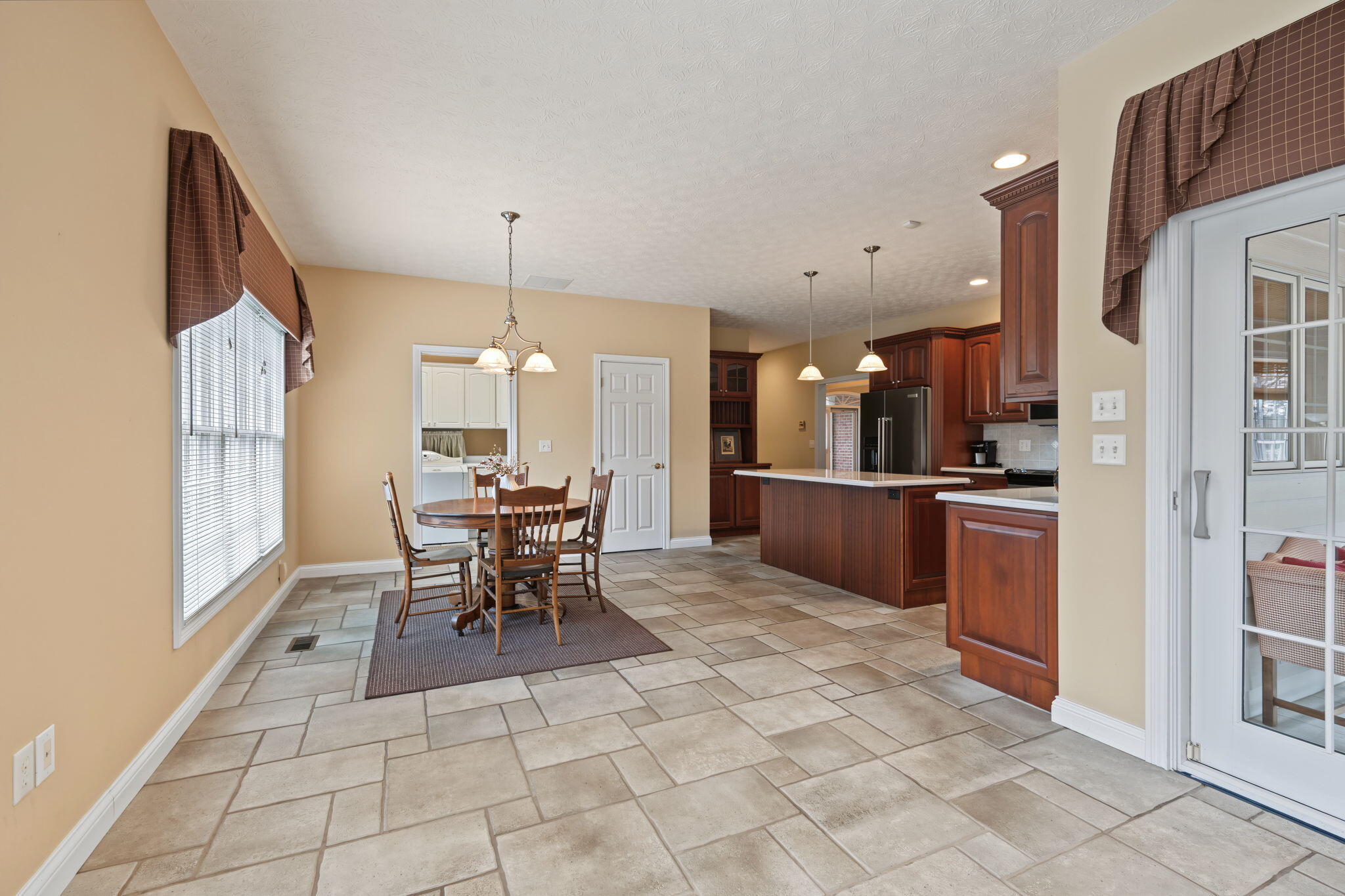2730 Meadowpoint, Troy, Ohio 45373