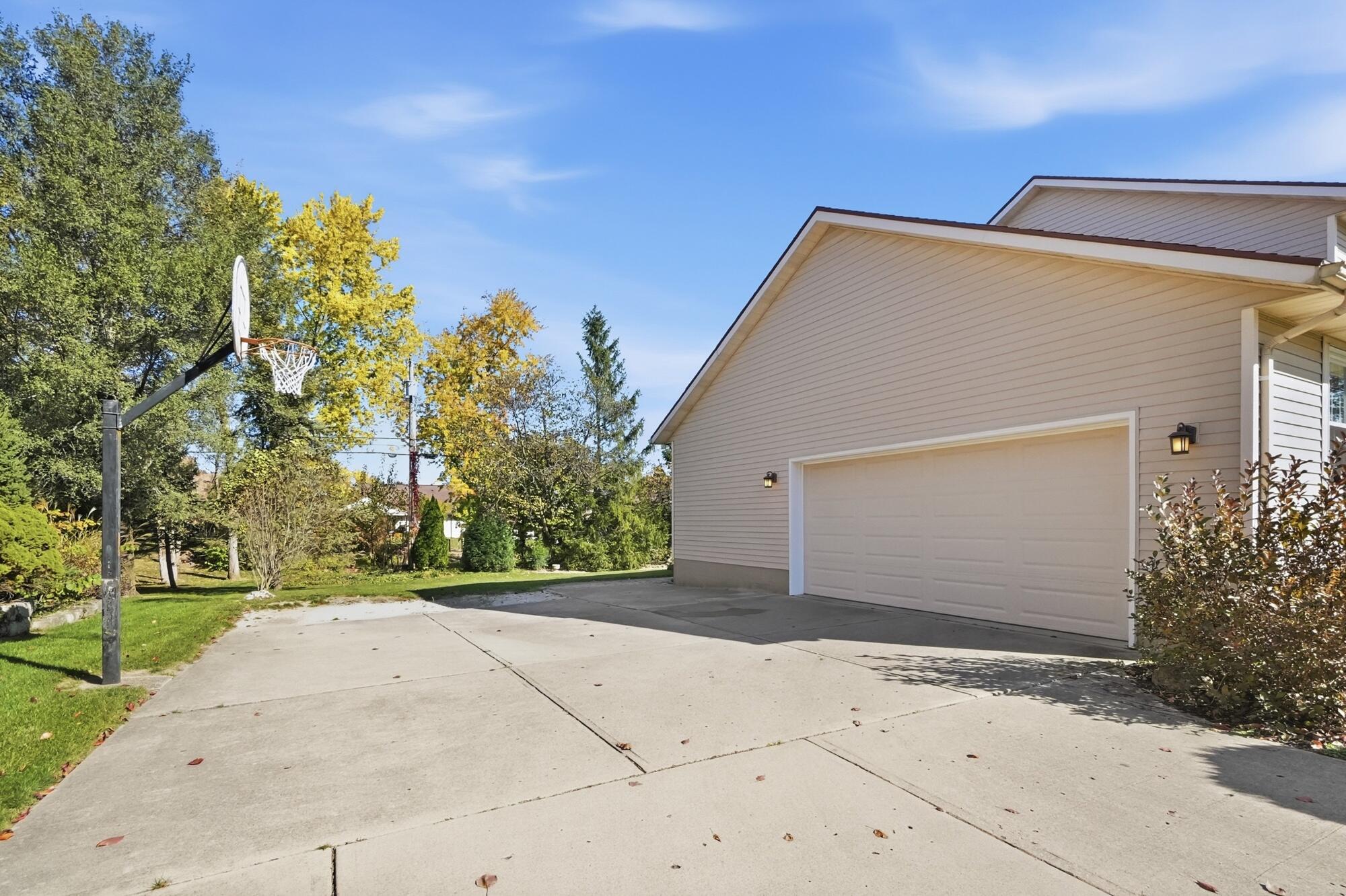 1145 Cloverdale, Troy, Ohio 45373